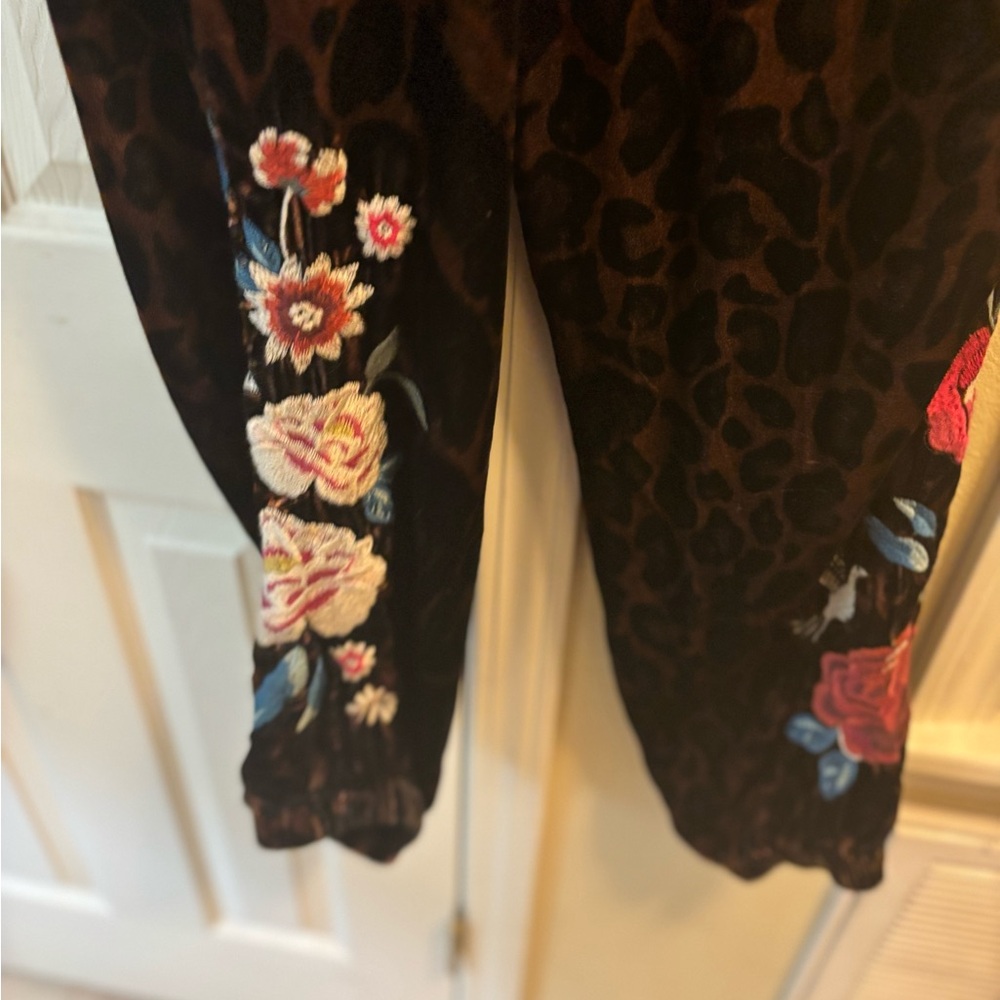Johnny Was Leopard Print Jogger Pants
🎉NEW🎉 Size: Large